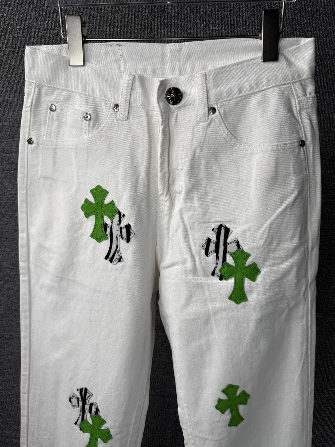 P230 💰 (Top version) Chrome Hearts/Chrome Hearts Classic white and green series colored leather cross washed color cloth unisex denim trousers Vibe style straight stacked god-level version Carbon fine bias denim color cloth Old vintage complete set of hardware - Chrome Hearts white cow series The high version uses high-ounce customized fabrics, fermentation washing and soft color fixation, soft and thick to wear. The details are all produced by hand-polished craftsmanship. All-over printed jacquard fabric Unique design style. Through multiple processes to create a full retro feel. Unique niche non-contrast shirt. Customized distressed spray-painted buttons. Craftsmanship in every detail. Color: white and green. Size: 28-30-32-34 (corresponding to S-M-L-XL)